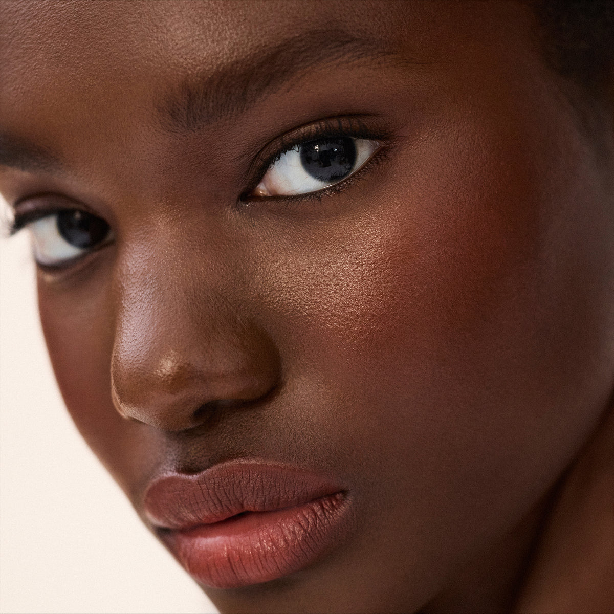 Deep skin tone model wearing Impressionist Multistick in Vital